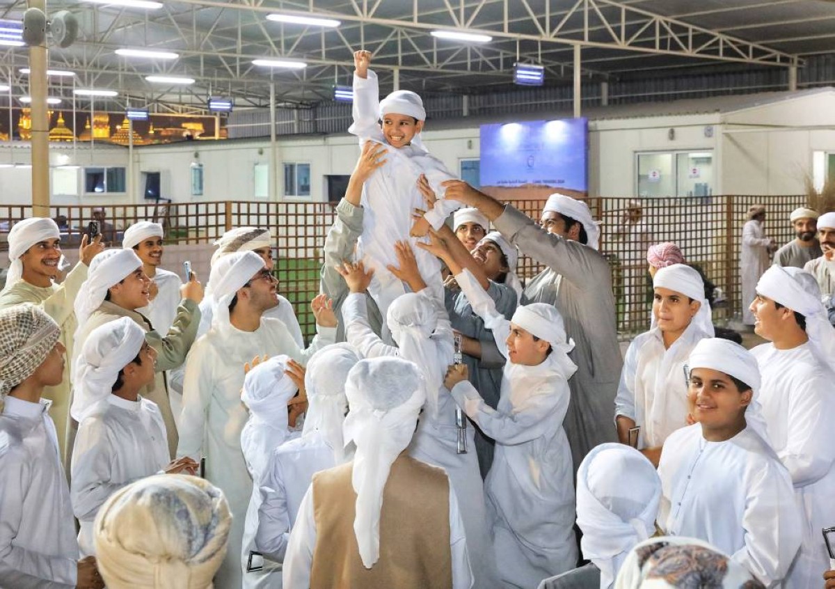 فرحة الفائز بين زملائه