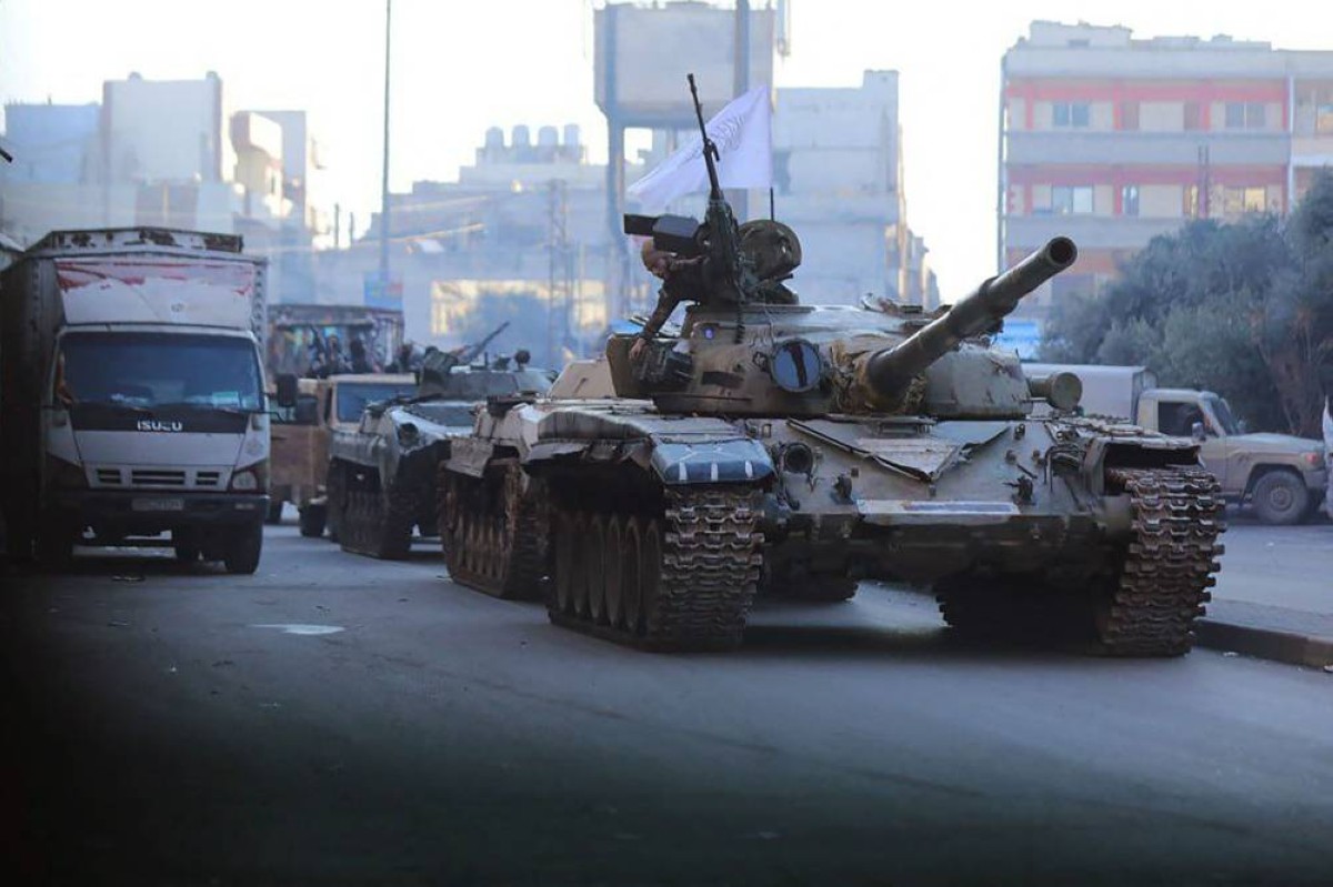 دبابة ومركبات مدرعة خلال عملية تعقب أنصار الأسد في حمص