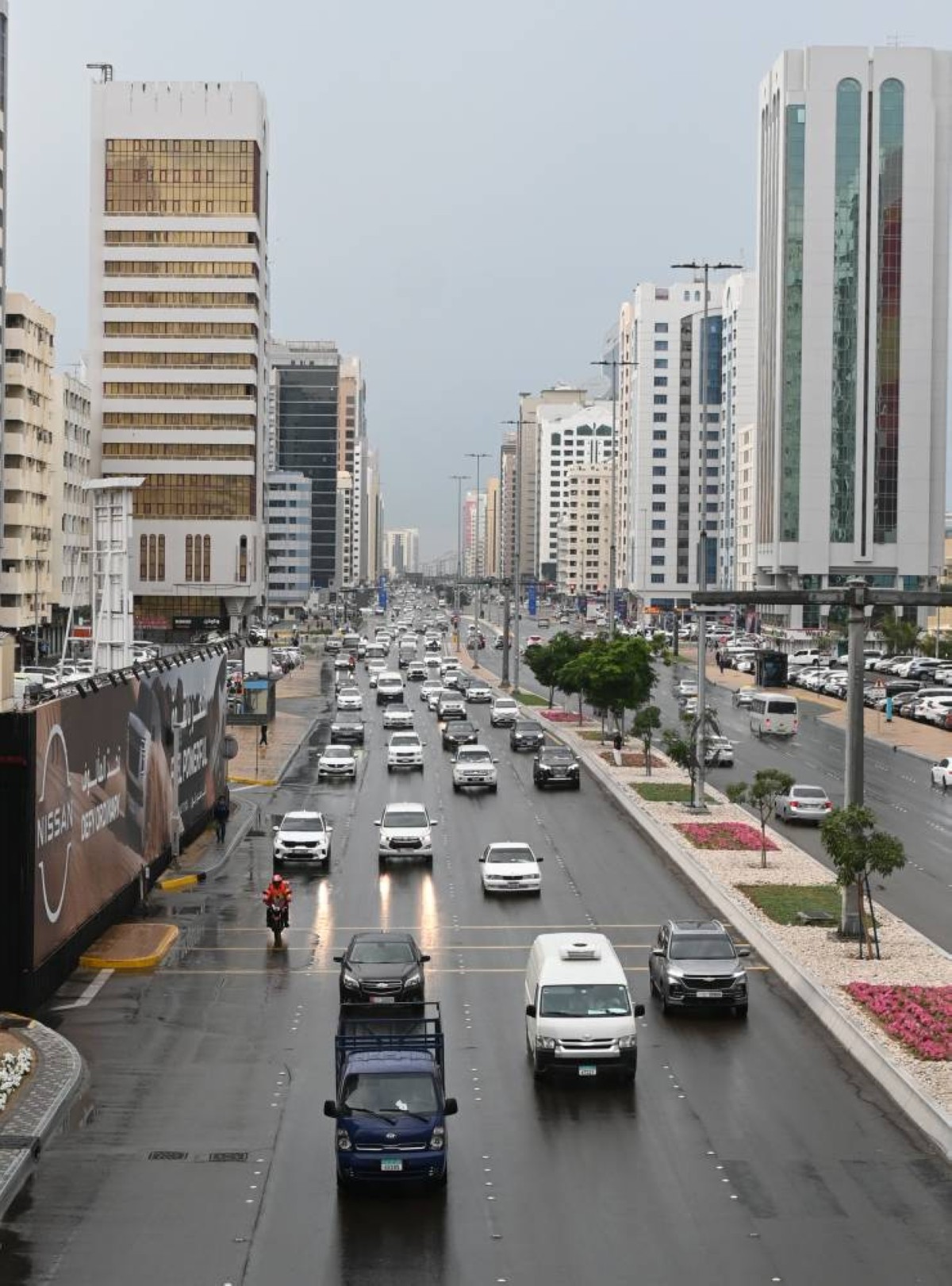 خلال تساقط الأمطار في أبوظبي |  تصوير: إيريك ارازاس