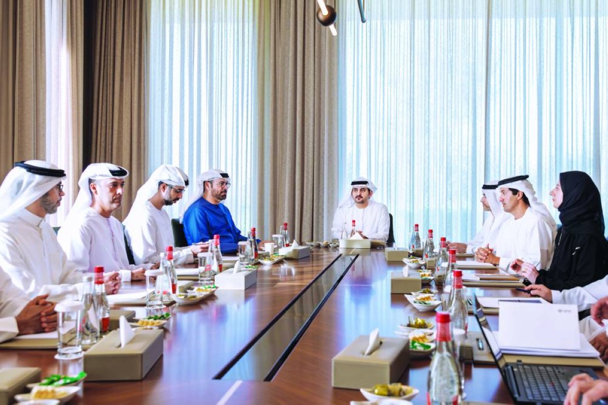 مكتوم بن محمد خلال ترؤسه اللجنة بحضور محمد القرقاوي ومحمد الحسيني وعمر العلماء وهلال المري وفيصل بن سليطين وحمد بوعميم وهدى الهاشمي