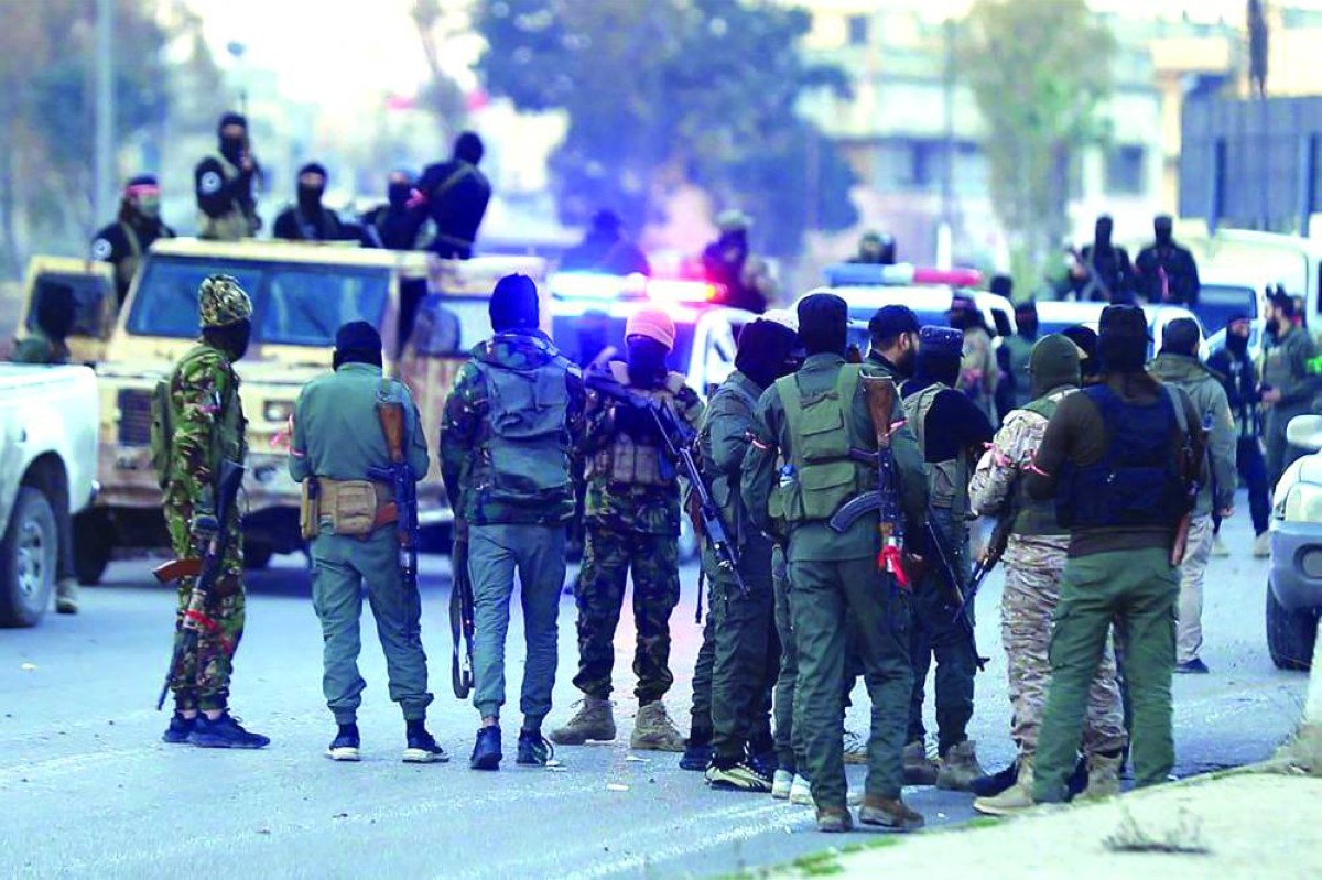 مقاتلون تابعون للإدارة السورية الجديدة يشاركون بعملية أمنية في حمص