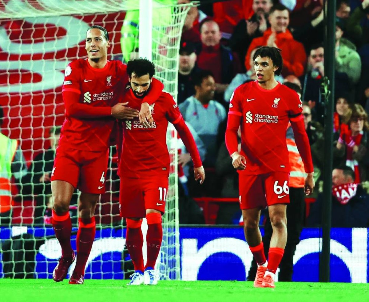 صلاح وأرنولد وفان دايك ثلاثي ليفربول الإنجليزي 