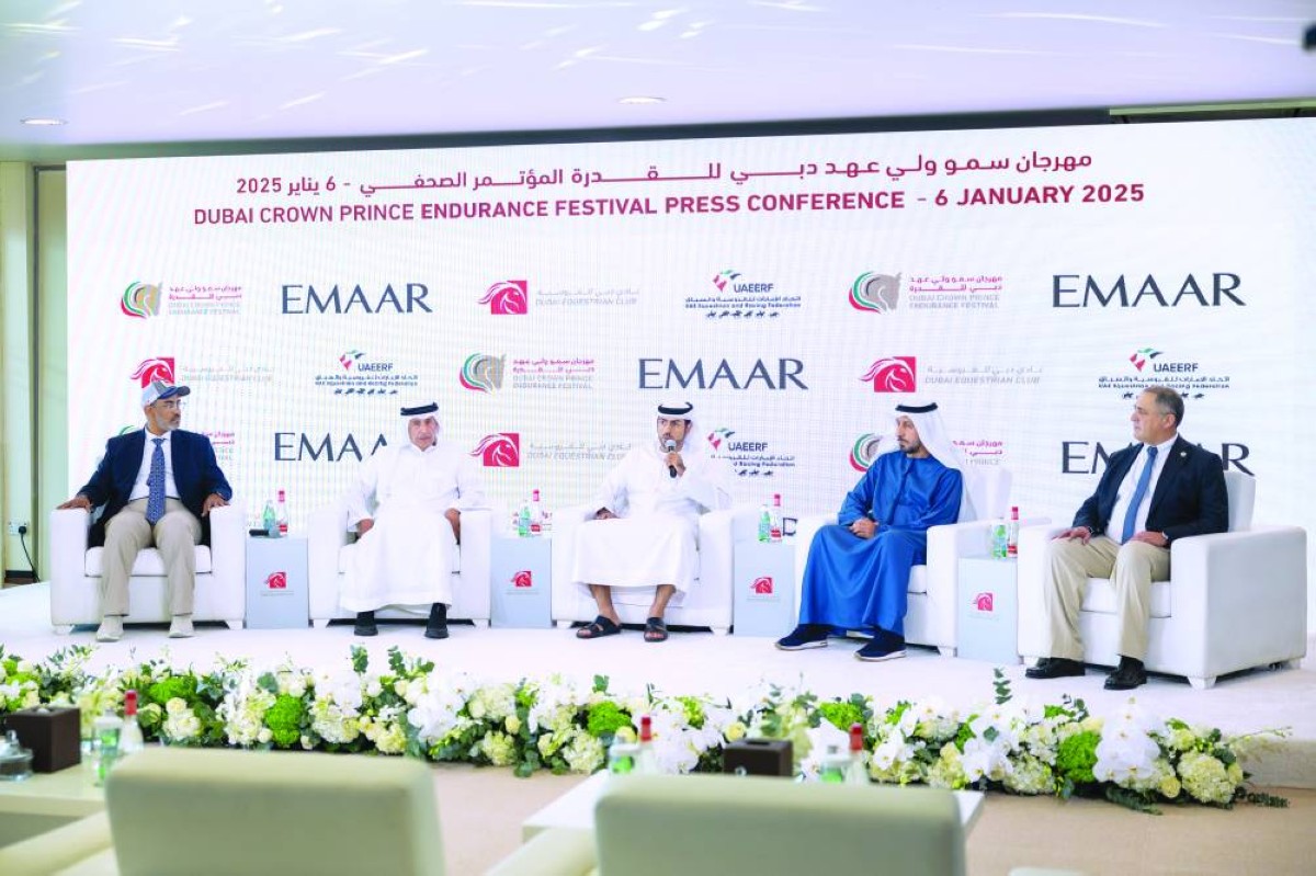 أحمد الكعبي وغانم الهاجري وأحمد المطروشي خلال المؤتمر الصحافي 