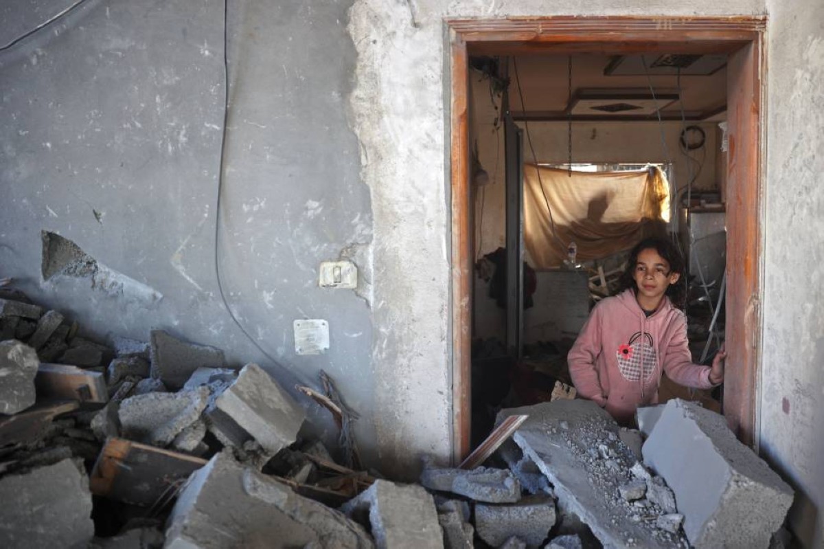 فتاة داخل مبنى دمرته غارة إسرائيلية على مخيم البريج وسط غزة