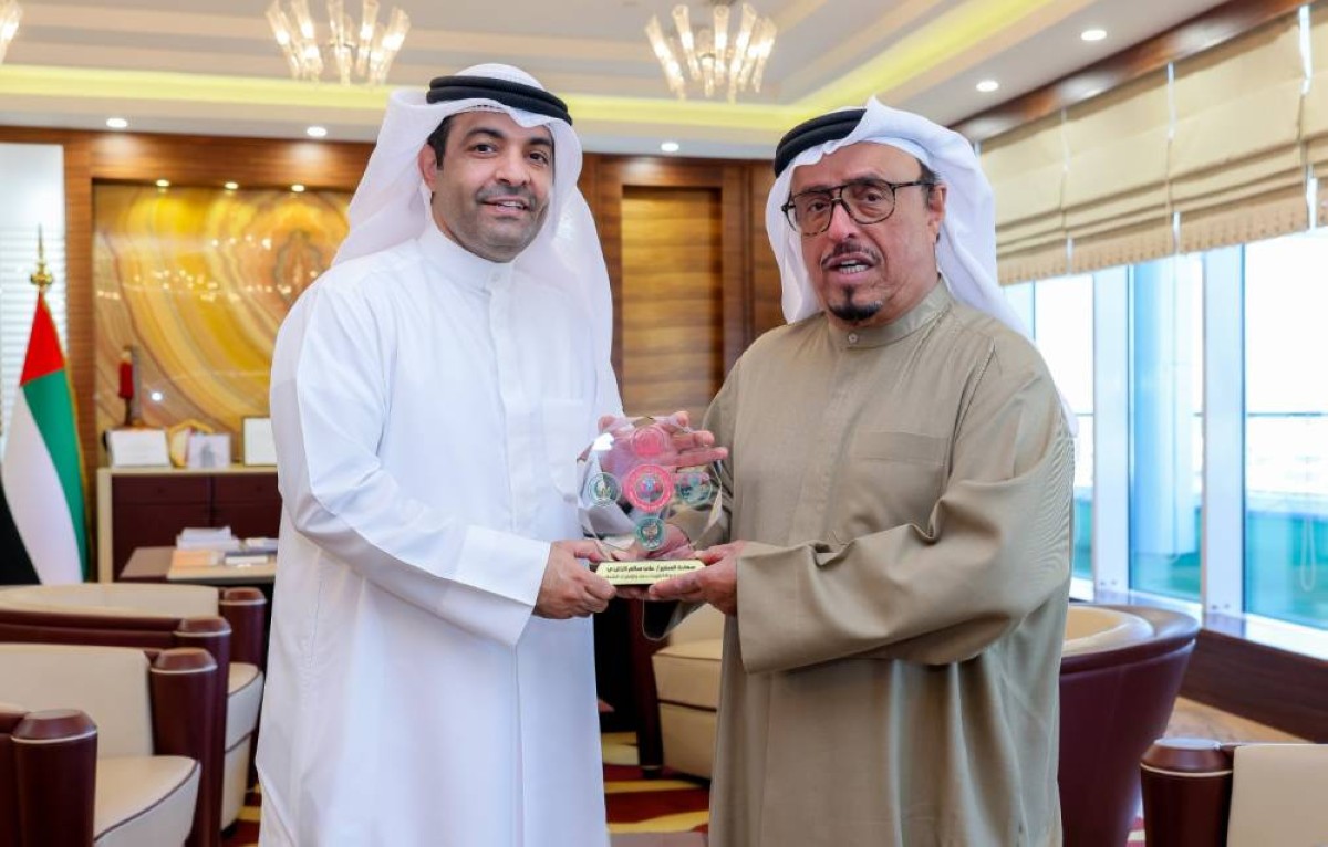 ضاحي خلفان خلال تبادل الدروع مع علي الذايدي