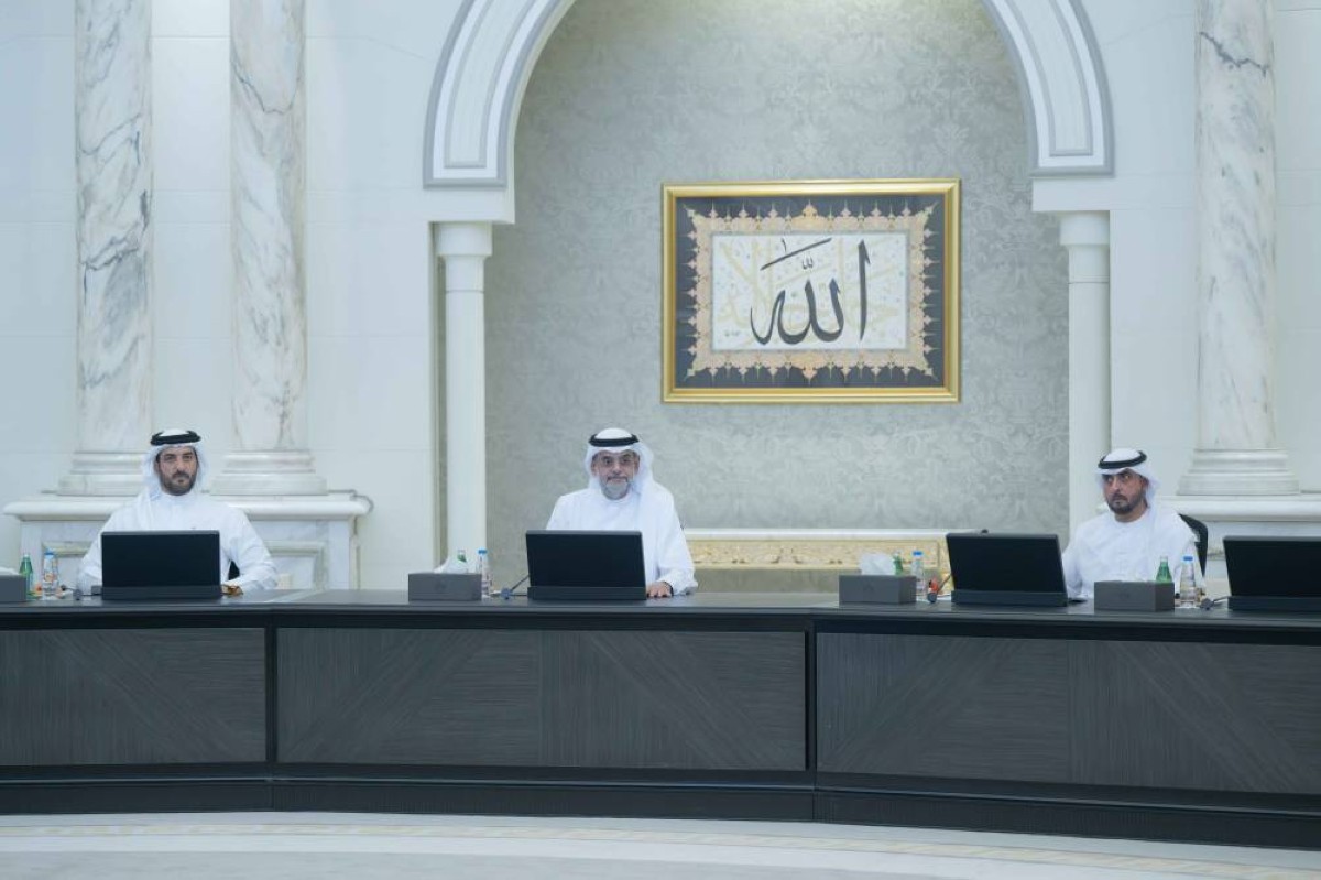 سلطان بن محمد بن سلطان مترئساً الاجتماع بحضور سلطان بن أحمد