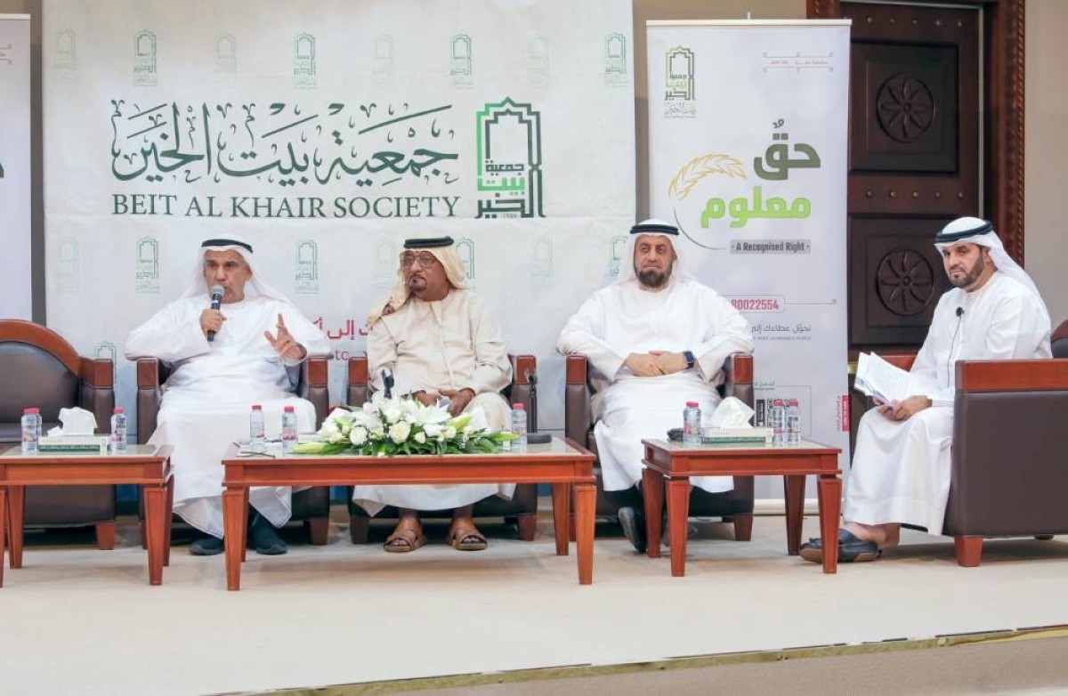 عابدين العوضي متحدثاً في المؤتمر الصحافي بحضور سعيد المزروعي