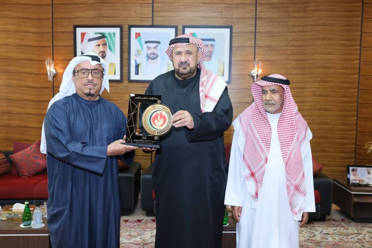 ضاحي خلفان خلال تسلّمه تكريم الجمعية