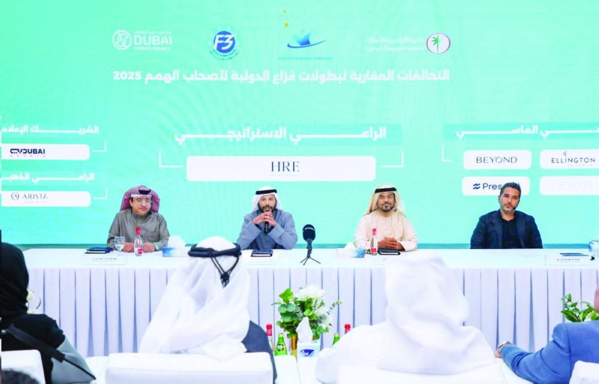 مروان بن غليطة خلال المؤتمر بحضور ثاني بالرقاد وماجد العصيمي ووسام بريدي
