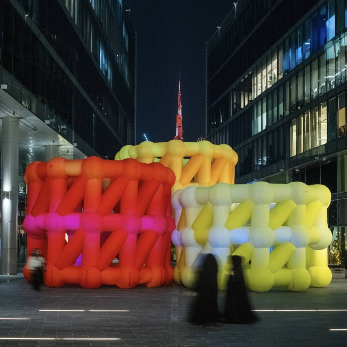 ثلاثة أبراج مترابطة وقابلة للنفخ تم تجهيزها بأضواء «ليد» متغيرة الألوان 