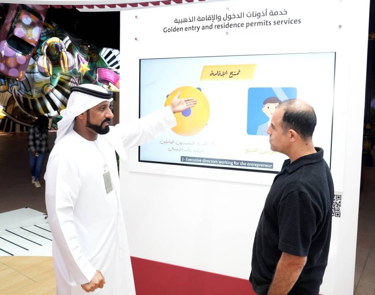 خلال تعريف أحد الزوار بالخدمات
