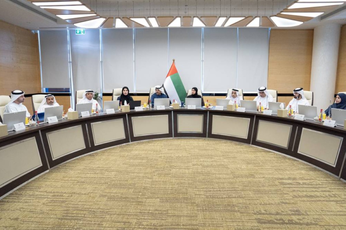 آمنة الضحاك مترئسة اجتماع مجلس الإمارات للعمل البيئي والبلدي