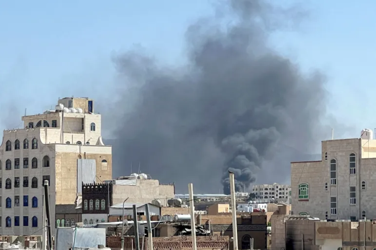 30 غارة على مواقع للحوثيين باليمن