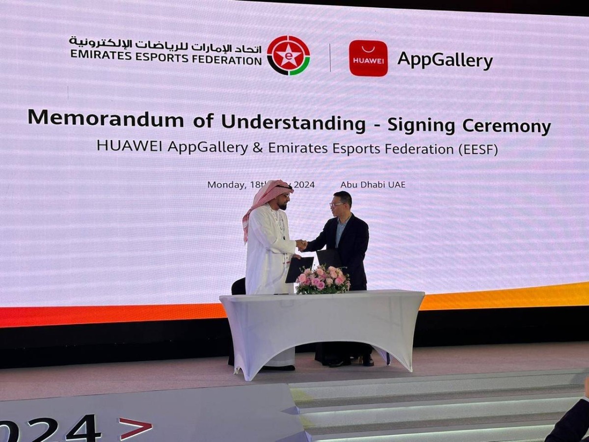 سلطان بن خليفة بن شخبوط خلال توقيع الاتفاقية