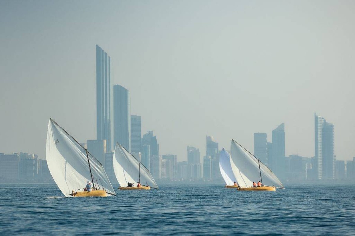 300 بحار يشاركون في سباق ياس للمحامل الشراعية