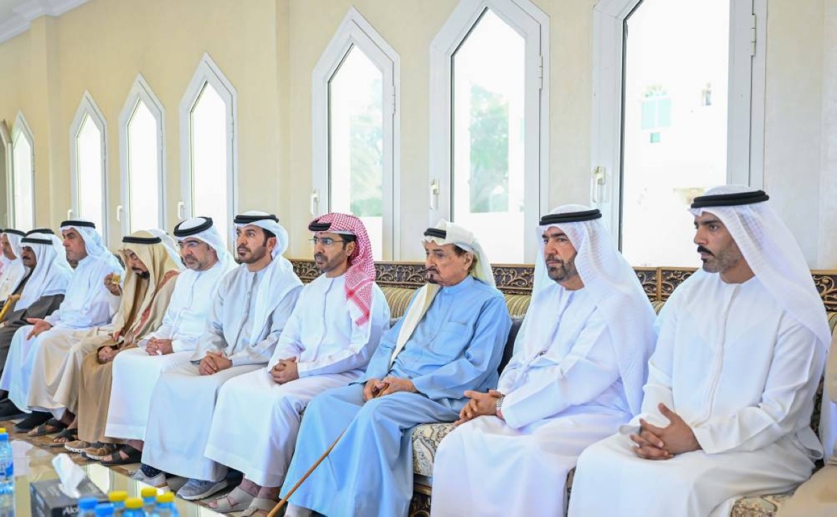 حميد النعيمي خلال تقديم واجب العزاء  