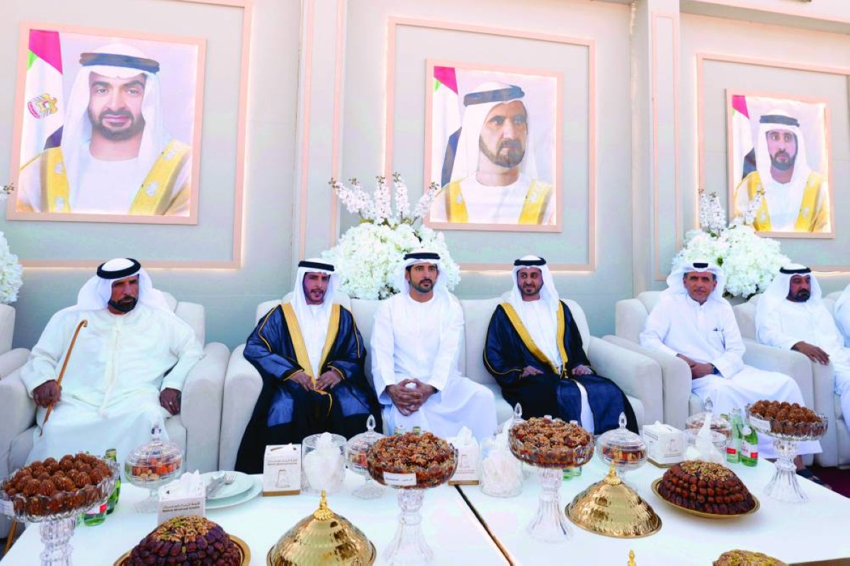 
حمدان بن محمد خلال حفل الزفاف بحضور أحمد بن سعيد  