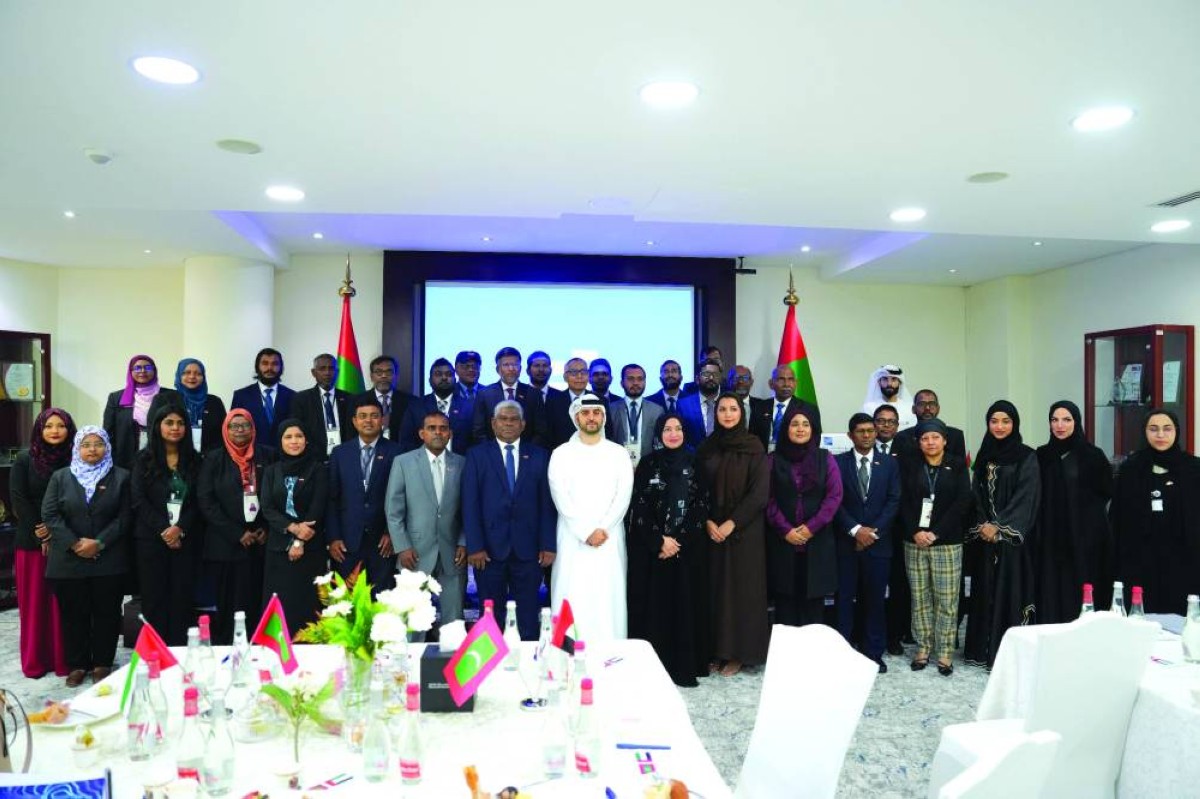 ظلال الفلاسي متوسطاً الوفد الرسمي لحكومة المالديف