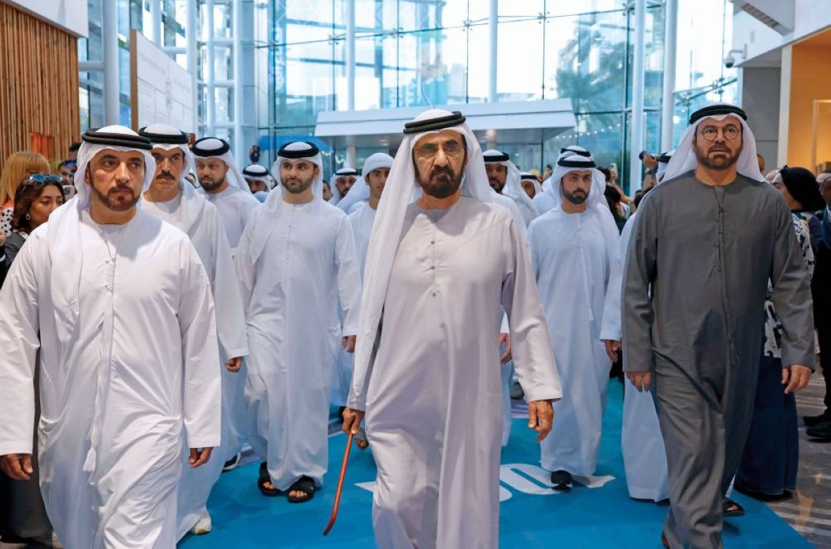  سموه لدى وصوله مقر انعقاد القمة بحضور منصور بن محمد ومحمد القرقاوي وسلطان السبوسي 