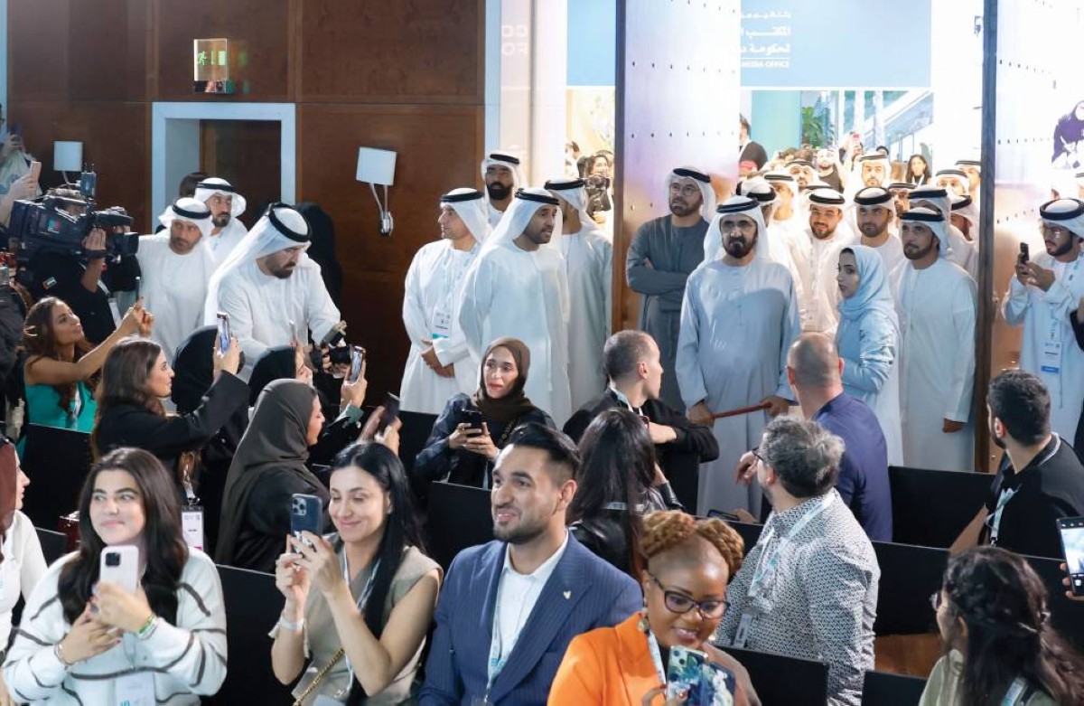  سموه ومنصور بن محمد ومحمد القرقاوي وخليفة سليمان وسلطان السبوسي وسعيد العطر وعلياء الحمادي خلال القمة 