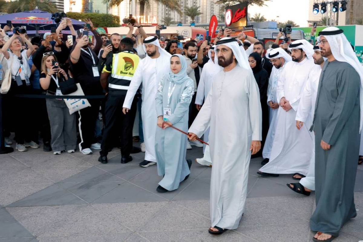  محمد بن راشد خلال حضوره القمة يرافقه أحمد ومنصور بن محمد ومحمد القرقاوي وسعيد العطر وعلياء الحمادي 