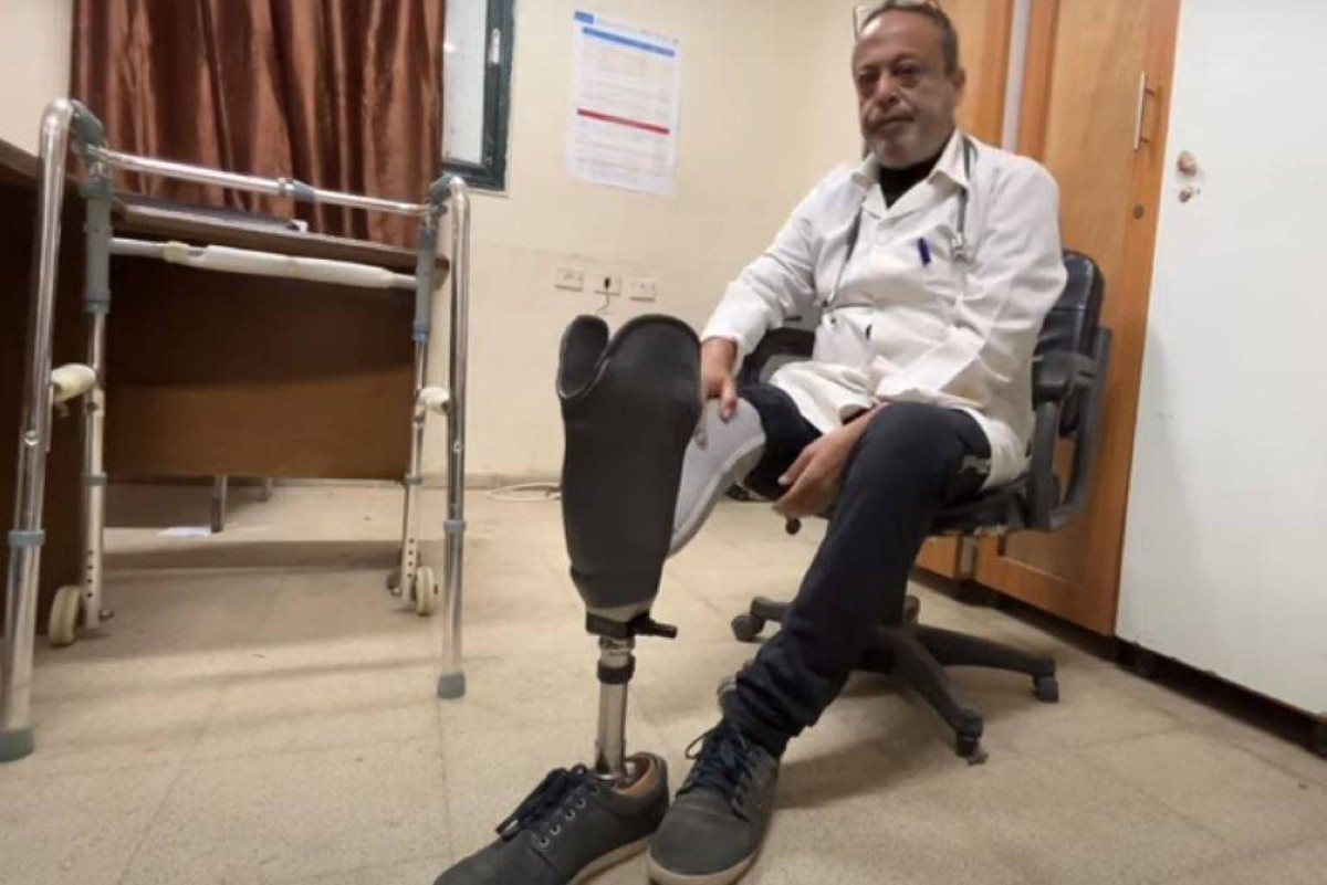 طبيب أطفال فلسطيني بُترت ساقه في الحرب يصرّ على مواصلة عمله في غزة