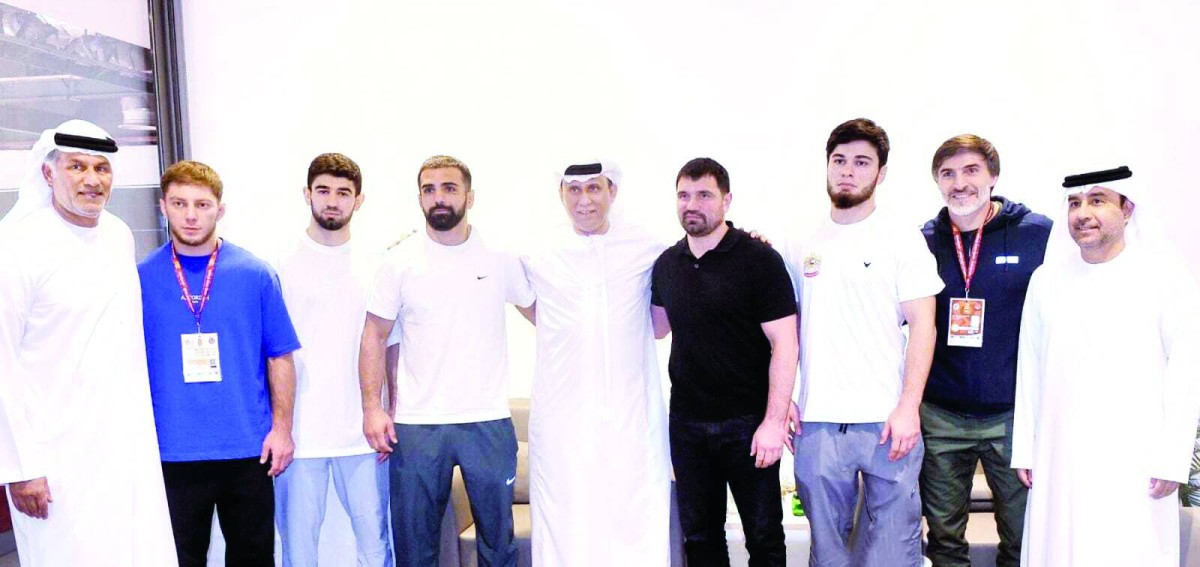 محمد بن ثعلوب يتوسط لاعبي المنتخب