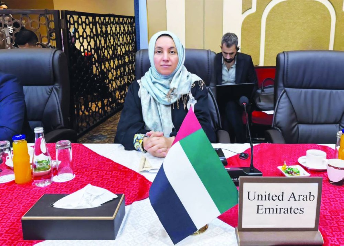 نضال الطنيجي خلال مشاركتها في الاجتماع