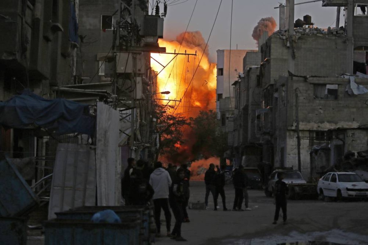 تصاعد الدخان والنيران من مبنى دمر في غارة إسرائيلية على مخيم البريج وسط قطاع غزة