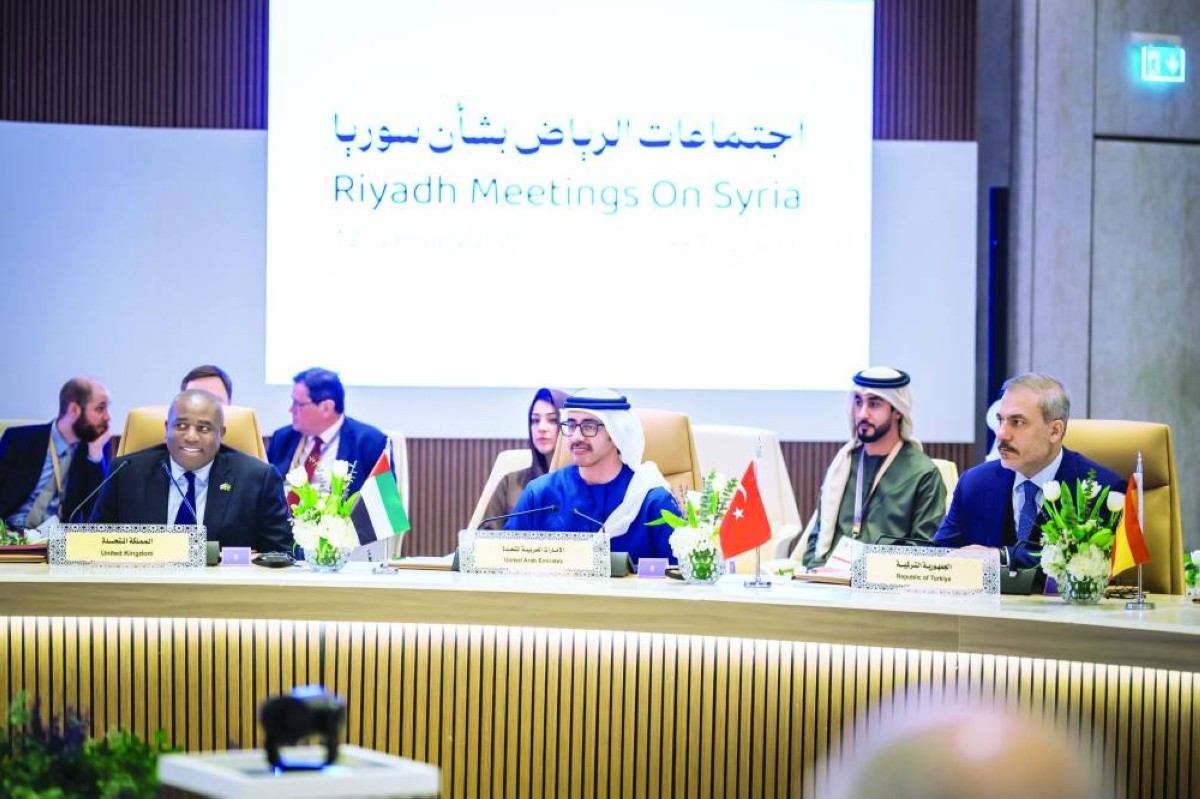 عبدالله بن زايد خلال مشاركته في اجتماعات الرياض حول سوريا بحضور ريم الهاشمي