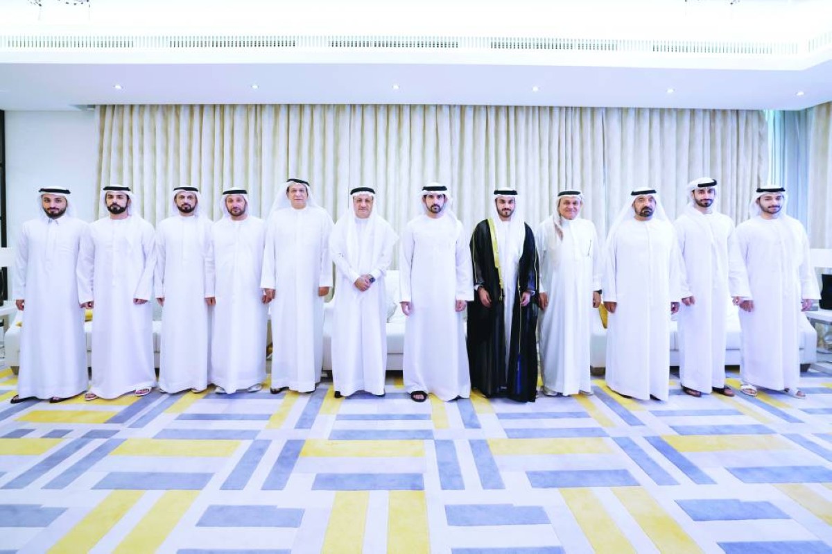 حمدان بن محمد خلال حفل الزفاف بحضور أحمد بن سعيد وحميد وسعيد القطامي والعريس وذويه
