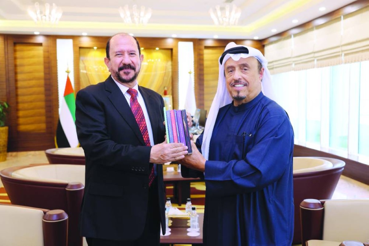ضاحي خلفان يتسلم الإهداء من ياسر الإمام