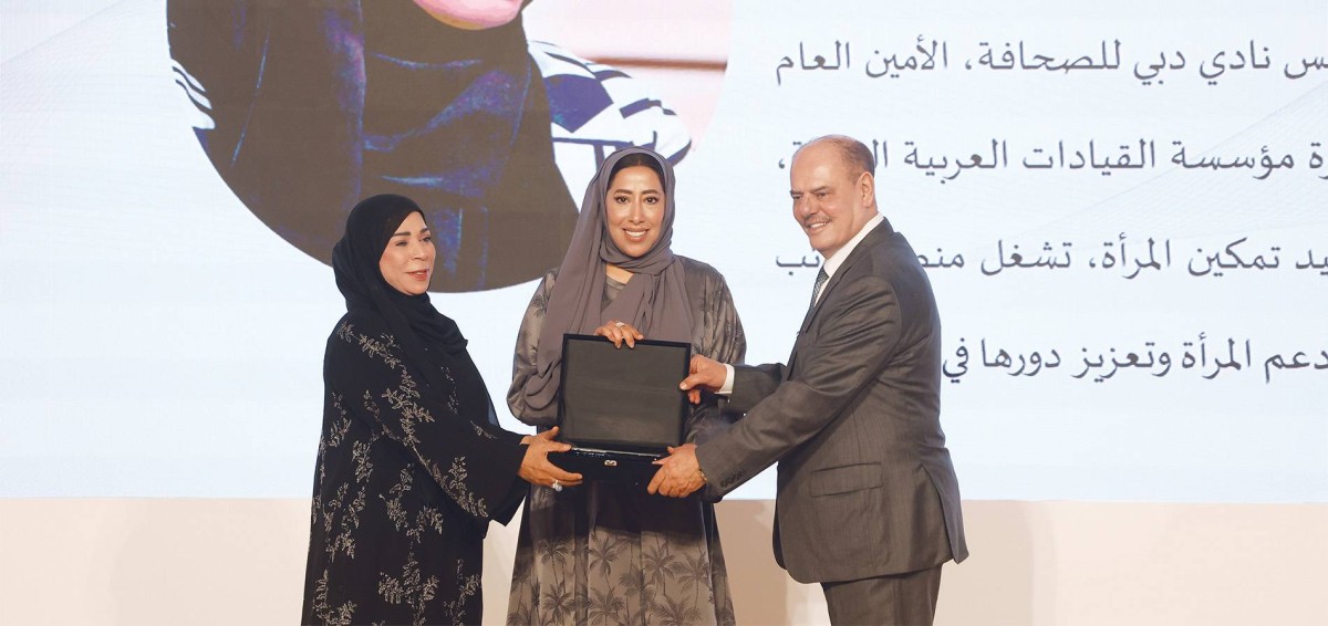 منى المري متسلمة تكريم جمعية الصحفيين من فضيلة المعيني ومؤيد اللامي 