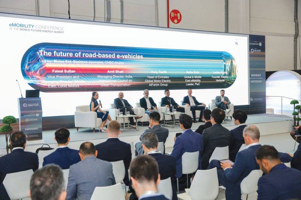 متحدثون وحضور خلال الجلسة الحوارية 
