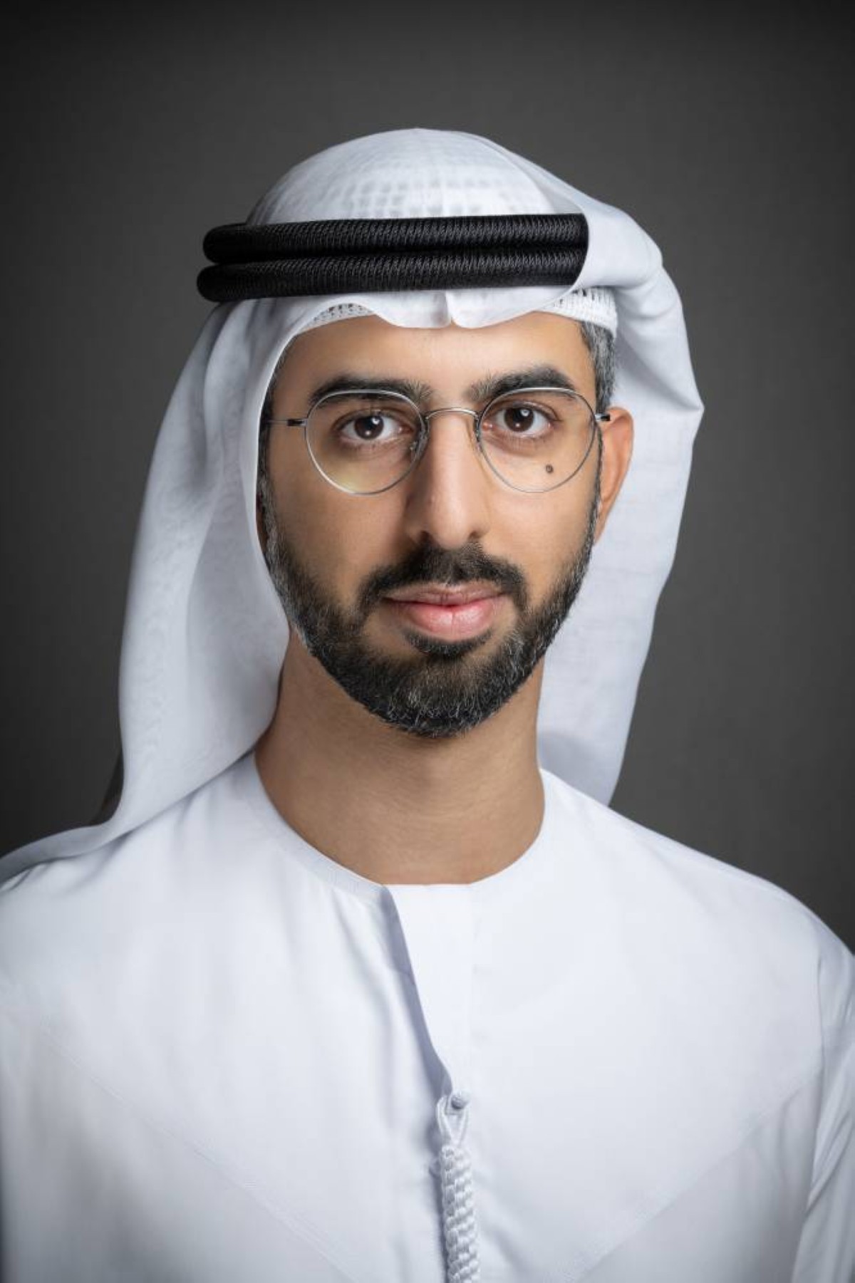 دبي في 14 يناير/ وام/ أعلنت القمة العالمية للحكومات، إطلاق شراكتين معرفيتين جديدتين، مع شركتي "شاين وينغ" و"كيه 2 فينتشرز" الصينيتن العالميتين، ضمن جهودها المستمرة لتوسيع انتشارها وأثرها الإيجابي عبر تعزيز التعاون وتوسيع الشراكات المعرفية، واستقطاب العقول وأصحاب الرؤى والأفكار في مختلف قارات العالم.
وتجسد اتفاقيات الشراكة مع "شاين وينغ" و"كيه 2 فينتشرز" الرؤية المستقبلية للقمة العالمية للحكومات ودورها الريادي في تعزيز الشراكات الدولية التي تساهم في تحفيز الابتكار وبناء مستقبل مستدام، بالاستفادة من خبرات الشركتين العميقة وشبكاتهما الواسعة في الصين وقارة آسيا وانتشارهما العالمي.
وقع اتفاقيتي الشراكة المعرفية معالي عمر بن سلطان العلماء وزير دولة للذكاء الاصطناعي والاقتصاد الرقمي وتطبيقات العمل عن بعد، نائب رئيس القمة العالمية للحكومات، وكي بي تشينغ الشريك في "شاين وينغ"، وتشارلز كواي مدير "كيه 2 فينتشرز".
وأكد معالي عمر سلطان العلماء، أن نموذج عمل القمة العالمية للحكومات يرتكز على توسيع شبكة الشراكات في مختلف المجالات، خصوصاً المعرفية منها، لما تمثله القمة من منصة للمعرفة العالمية في مجالات ابتكار وتصميم حكومات المستقبل، واستشراف التحديات وبناء منظومة الفرص للقطاعات الحيوية الأكثر ارتباطاً بحياة المجتمعات ومستقبل الأجيال القادمة.
وقال معاليه إن الشراكتين الجديدتين ستسهمان في دعم إيصال رسالة القمة العالمية للحكومات، وتعزيز الوعي بدورها منصة جامعة للخبراء والعلماء ومستشرفي المستقبل والقيادات الحكومية والدولية ورواد الأعمال، هدفها توفير مساحة للحوار وتحفيز التعاون الدولي الهادف لتشكيل مستقبل أفضل للمجتمعات، مشيراً إلى أن شراكات المعرفة تمثل ركيزة مهمة لتوسيع نطاق القمة ووصولها إلى العالم، وعنصراً داعماً لاستقطاب الرؤى والأفكار وإشراك العقول في مهمة عنوانها الرئيس صناعة المستقبل.
من جهته، أكد كي بي تشينغ حرص شركة "شاين وينغ" على أن المساهمة بنشاط في تحقيق رؤية القمة العالمية للحكومات، مشيراً إلى أن الشركات الصينية أدت دورا مهما في تشكيل العالم على مدار العقد الماضي، لافتاً إلى أن الشركة ستستفيد بالتأكيد من عرض رؤاها المستقبلية عبر منصة عالمية مرموقة مثل منصة القمة.
وأضاف أن شركته تؤمن بأن بناء جسر بين المجتمع الصيني والمجتمعات العالمية الأوسع نطاقًا سيفيد الجميع.
من ناحيته أعرب تشارلز كواي عن سعادته بأن تصبح "كيه 2 فينتشرز" شريك المعرفة للقمة العالمية للحكومات، مشيرا إلى سعيهم إلى أداء دور محوري في القمة، في ربط وتسويق وتوسيع نطاق التقنيات المستقبلية وخاصة الذكاء الاصطناعي التوليدي لجميع الدول والأسواق والصناعات.
وتوقع أن تعمل تقنيات الذكاء الاصطناعي على تحسين حياة الجميع، عن طريق الرعاية الصحية المتقدمة والتجارب من خلال الترفيه الغامر والتعلم مدى الحياة عبر التعليم الشخصي في المستقبل.
وتُعد "شاين وينغ" شبكة خدمات مهنية تضم خبراء عالميين، في مقار منتشرة حول العالم، مع تركيزها على قارة آسيا، وتمثل بوابة تربط بين واحدة من أكبر اقتصادات العالم وبقية الدول، وهي شبكة متخصصة في المحاسبة والاستشارات، تضم أكثر من 12 ألف محترف، بما في ذلك أكثر من 640 شريكًا، موزعين على أكثر من 102 مكتب في 21 منطقة.
أما شركة "كيه 2 فينتشرز " فتشمل أنشطتها الرئيسية خدمات استشارات الإدارة، وخاصة الاستشارات الإدارية الاستراتيجية، إضافة إلى استشارات تكنولوجيا المعلومات، مع التركيز على تسويق التكنولوجيا وتوسيع نطاق المنتجات والخدمات.
وتمثل القمة العالمية للحكومات منصة محفزة للشراكات الدولية الهادفة لدعم جهود صناعة المستقبل، ومساحة مفتوحة للتعاون الدولي الجامع للحكومات والشركات العالمية والمنظمات الدولية، ونخبة قادة الفكر والخبراء، في بحث التوجهات العالمية الكبرى ورسم مسارات المستقبل، ومشاركة المعرفة وأفضل التجارب والحلول المبتكرة لأهم التحديات التي تواجه المجتمعات في مختلف المجالات.