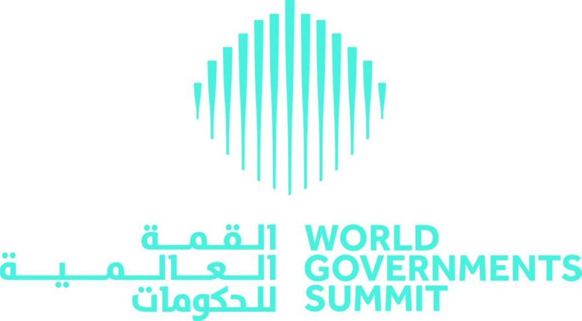 دبي في 14 يناير/ وام/ أعلنت القمة العالمية للحكومات، إطلاق شراكتين معرفيتين جديدتين، مع شركتي "شاين وينغ" و"كيه 2 فينتشرز" الصينيتن العالميتين، ضمن جهودها المستمرة لتوسيع انتشارها وأثرها الإيجابي عبر تعزيز التعاون وتوسيع الشراكات المعرفية، واستقطاب العقول وأصحاب الرؤى والأفكار في مختلف قارات العالم.
وتجسد اتفاقيات الشراكة مع "شاين وينغ" و"كيه 2 فينتشرز" الرؤية المستقبلية للقمة العالمية للحكومات ودورها الريادي في تعزيز الشراكات الدولية التي تساهم في تحفيز الابتكار وبناء مستقبل مستدام، بالاستفادة من خبرات الشركتين العميقة وشبكاتهما الواسعة في الصين وقارة آسيا وانتشارهما العالمي.
وقع اتفاقيتي الشراكة المعرفية معالي عمر بن سلطان العلماء وزير دولة للذكاء الاصطناعي والاقتصاد الرقمي وتطبيقات العمل عن بعد، نائب رئيس القمة العالمية للحكومات، وكي بي تشينغ الشريك في "شاين وينغ"، وتشارلز كواي مدير "كيه 2 فينتشرز".
وأكد معالي عمر سلطان العلماء، أن نموذج عمل القمة العالمية للحكومات يرتكز على توسيع شبكة الشراكات في مختلف المجالات، خصوصاً المعرفية منها، لما تمثله القمة من منصة للمعرفة العالمية في مجالات ابتكار وتصميم حكومات المستقبل، واستشراف التحديات وبناء منظومة الفرص للقطاعات الحيوية الأكثر ارتباطاً بحياة المجتمعات ومستقبل الأجيال القادمة.
وقال معاليه إن الشراكتين الجديدتين ستسهمان في دعم إيصال رسالة القمة العالمية للحكومات، وتعزيز الوعي بدورها منصة جامعة للخبراء والعلماء ومستشرفي المستقبل والقيادات الحكومية والدولية ورواد الأعمال، هدفها توفير مساحة للحوار وتحفيز التعاون الدولي الهادف لتشكيل مستقبل أفضل للمجتمعات، مشيراً إلى أن شراكات المعرفة تمثل ركيزة مهمة لتوسيع نطاق القمة ووصولها إلى العالم، وعنصراً داعماً لاستقطاب الرؤى والأفكار وإشراك العقول في مهمة عنوانها الرئيس صناعة المستقبل.
من جهته، أكد كي بي تشينغ حرص شركة "شاين وينغ" على أن المساهمة بنشاط في تحقيق رؤية القمة العالمية للحكومات، مشيراً إلى أن الشركات الصينية أدت دورا مهما في تشكيل العالم على مدار العقد الماضي، لافتاً إلى أن الشركة ستستفيد بالتأكيد من عرض رؤاها المستقبلية عبر منصة عالمية مرموقة مثل منصة القمة.
وأضاف أن شركته تؤمن بأن بناء جسر بين المجتمع الصيني والمجتمعات العالمية الأوسع نطاقًا سيفيد الجميع.
من ناحيته أعرب تشارلز كواي عن سعادته بأن تصبح "كيه 2 فينتشرز" شريك المعرفة للقمة العالمية للحكومات، مشيرا إلى سعيهم إلى أداء دور محوري في القمة، في ربط وتسويق وتوسيع نطاق التقنيات المستقبلية وخاصة الذكاء الاصطناعي التوليدي لجميع الدول والأسواق والصناعات.
وتوقع أن تعمل تقنيات الذكاء الاصطناعي على تحسين حياة الجميع، عن طريق الرعاية الصحية المتقدمة والتجارب من خلال الترفيه الغامر والتعلم مدى الحياة عبر التعليم الشخصي في المستقبل.
وتُعد "شاين وينغ" شبكة خدمات مهنية تضم خبراء عالميين، في مقار منتشرة حول العالم، مع تركيزها على قارة آسيا، وتمثل بوابة تربط بين واحدة من أكبر اقتصادات العالم وبقية الدول، وهي شبكة متخصصة في المحاسبة والاستشارات، تضم أكثر من 12 ألف محترف، بما في ذلك أكثر من 640 شريكًا، موزعين على أكثر من 102 مكتب في 21 منطقة.
أما شركة "كيه 2 فينتشرز " فتشمل أنشطتها الرئيسية خدمات استشارات الإدارة، وخاصة الاستشارات الإدارية الاستراتيجية، إضافة إلى استشارات تكنولوجيا المعلومات، مع التركيز على تسويق التكنولوجيا وتوسيع نطاق المنتجات والخدمات.
وتمثل القمة العالمية للحكومات منصة محفزة للشراكات الدولية الهادفة لدعم جهود صناعة المستقبل، ومساحة مفتوحة للتعاون الدولي الجامع للحكومات والشركات العالمية والمنظمات الدولية، ونخبة قادة الفكر والخبراء، في بحث التوجهات العالمية الكبرى ورسم مسارات المستقبل، ومشاركة المعرفة وأفضل التجارب والحلول المبتكرة لأهم التحديات التي تواجه المجتمعات في مختلف المجالات.