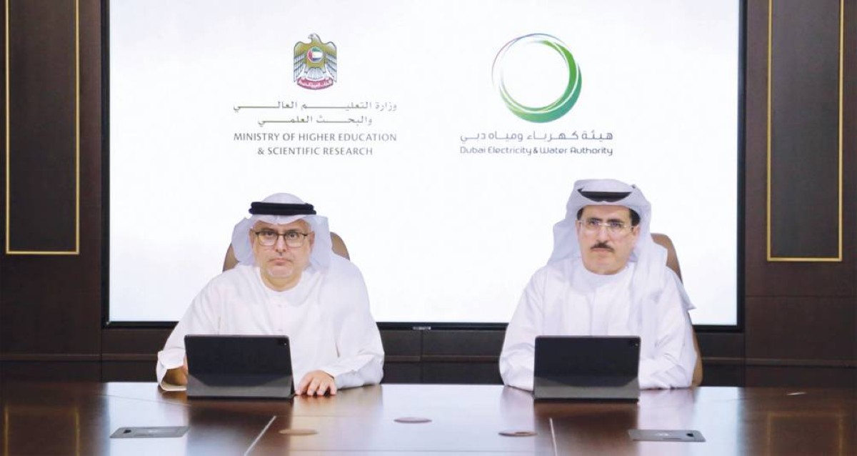 عبدالرحمن العور وسعيد الطاير خلال توقيع اتفاقية التعاون