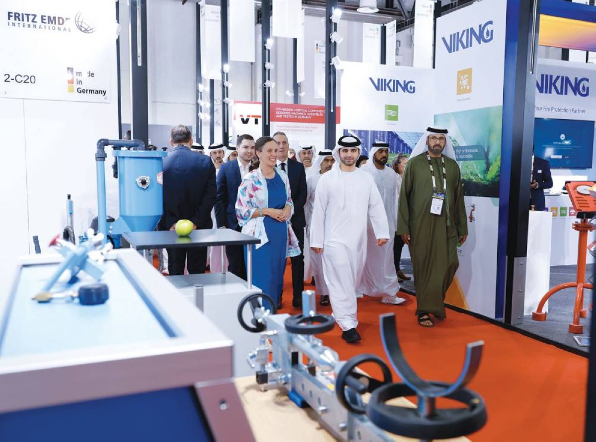 سموه خلال اطلاعه على أحدث الحلول والتقنيات المشاركة بحضور راشد المطروشي
