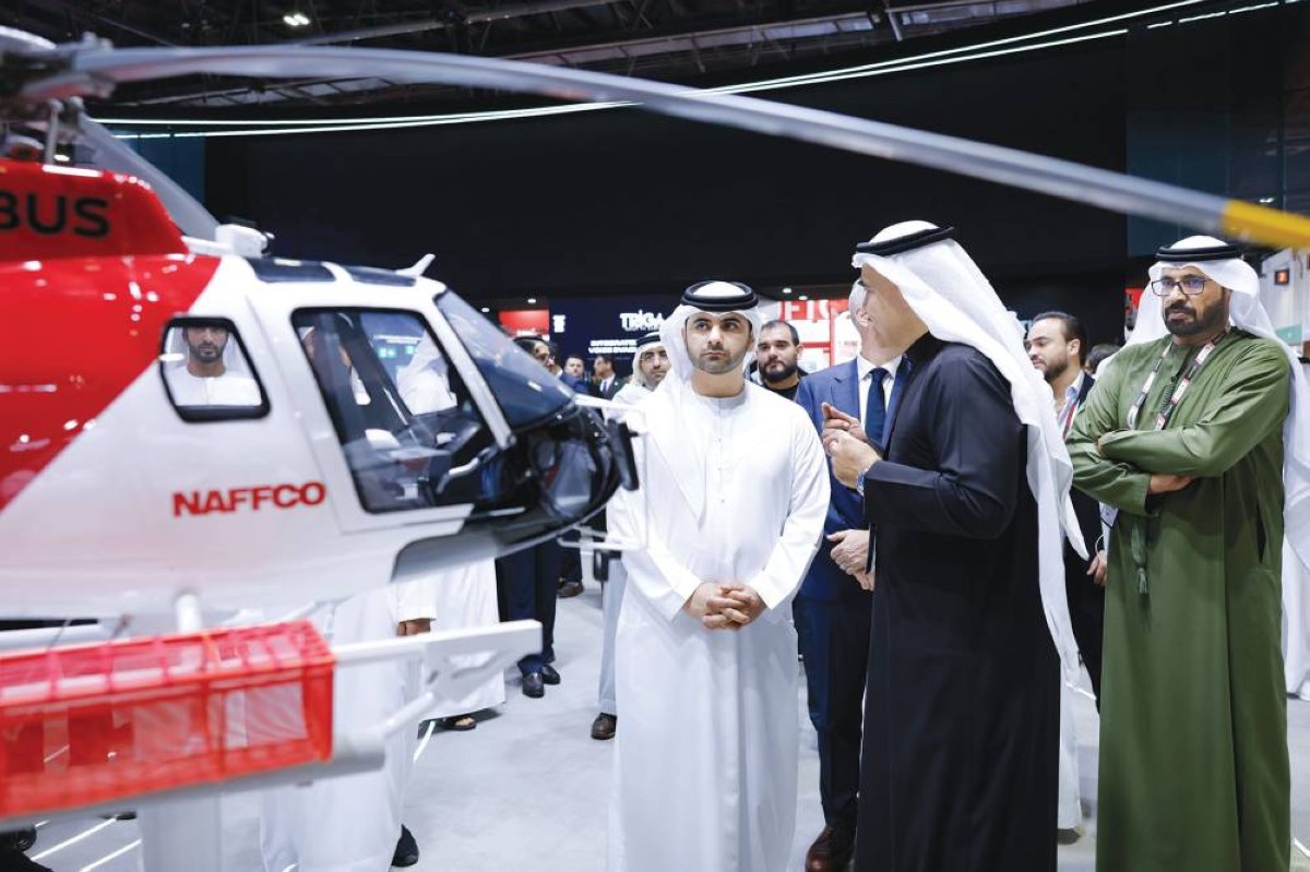 منصور بن محمد خلال جولته في المعرض بحضور راشد المطروشي 
