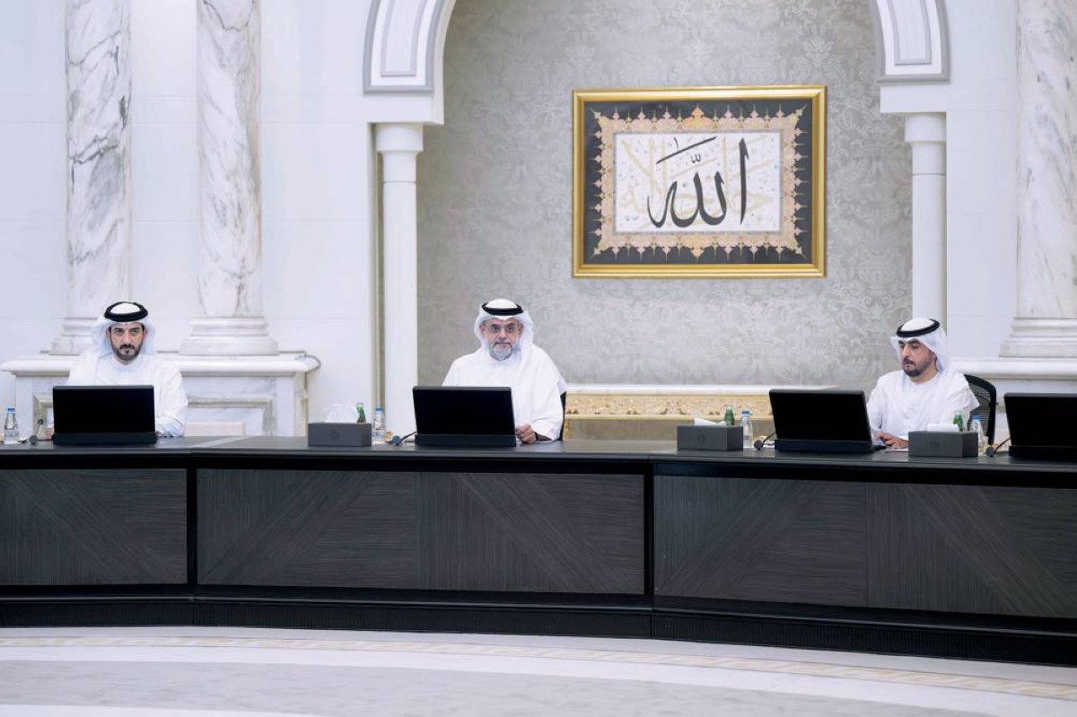 سلطان بن محمد بن سلطان مترئساً الاجتماع بحضور سلطان بن أحمد