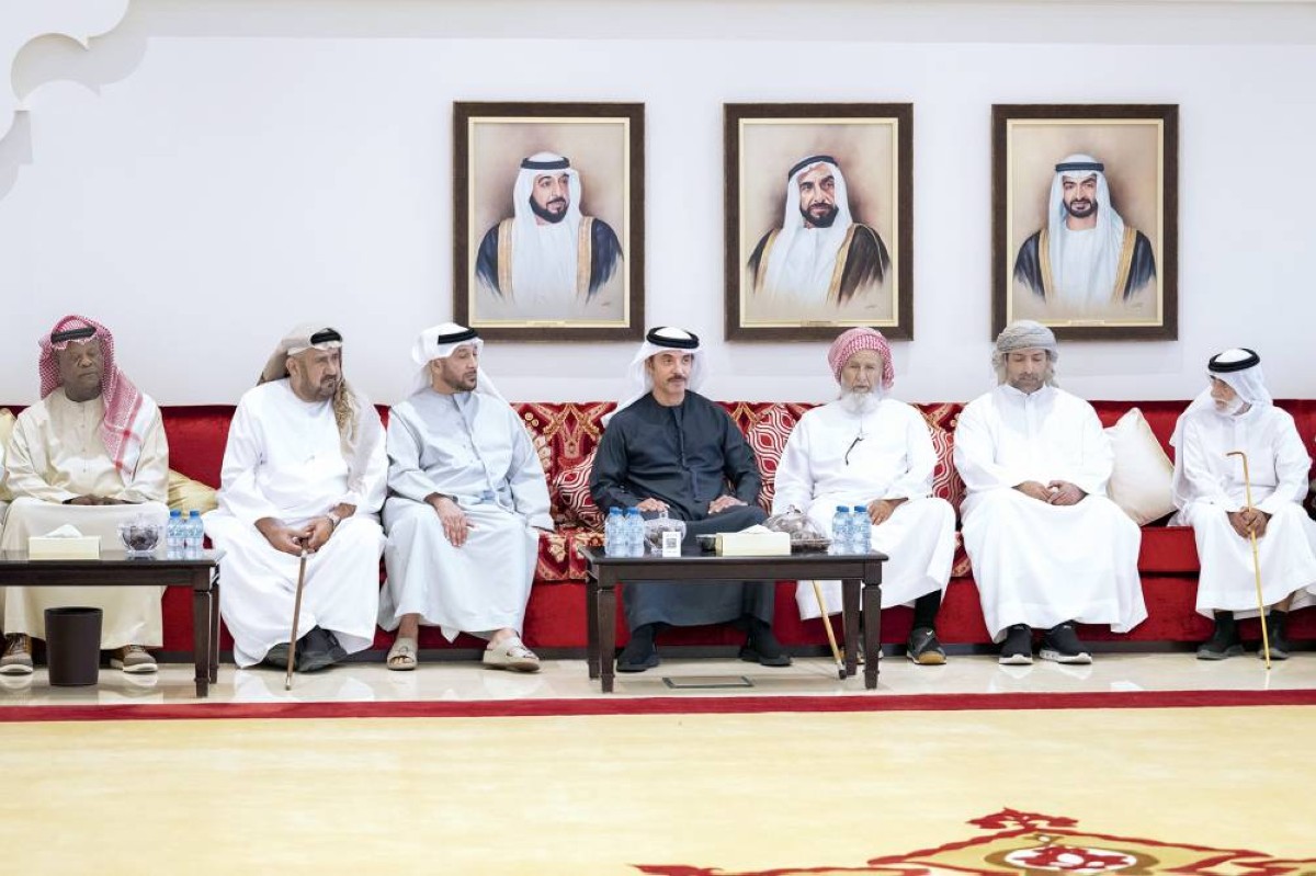 هزاع بن زايد خلال تقديم واجب العزاء