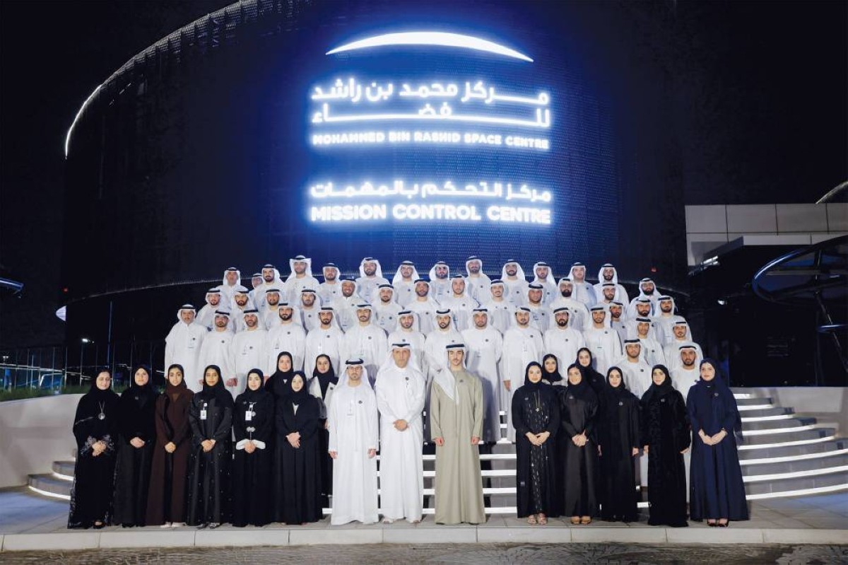 محمد بن راشد بن محمد خلال إطلاق القمر الاصطناعي بحضور طلال بالهول وعدنان الريس وفريق عمل مهمة «محمد بن زايد سات » في مركز التحكم