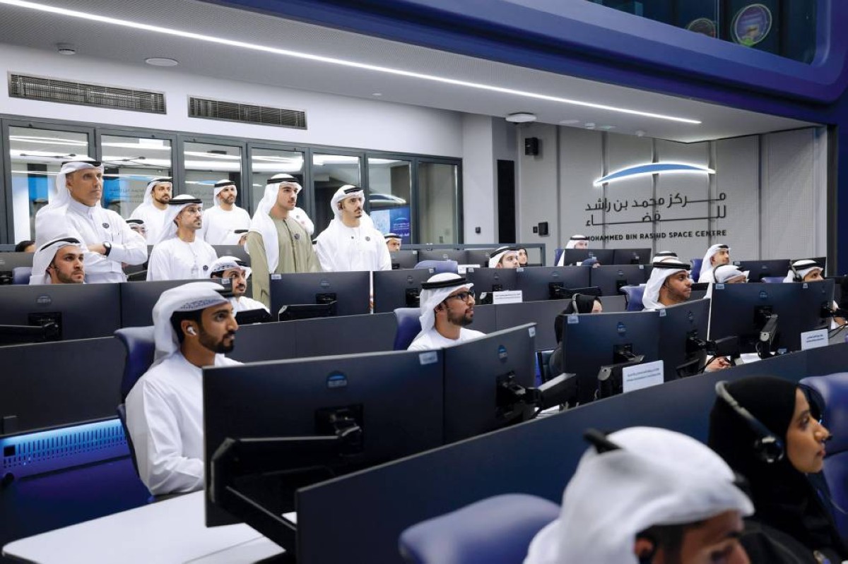 محمد بن راشد بن محمد لدى متابعة إطلاق «محمد بن زايد سات » بحضور طلال بالهول وعدنان الريس