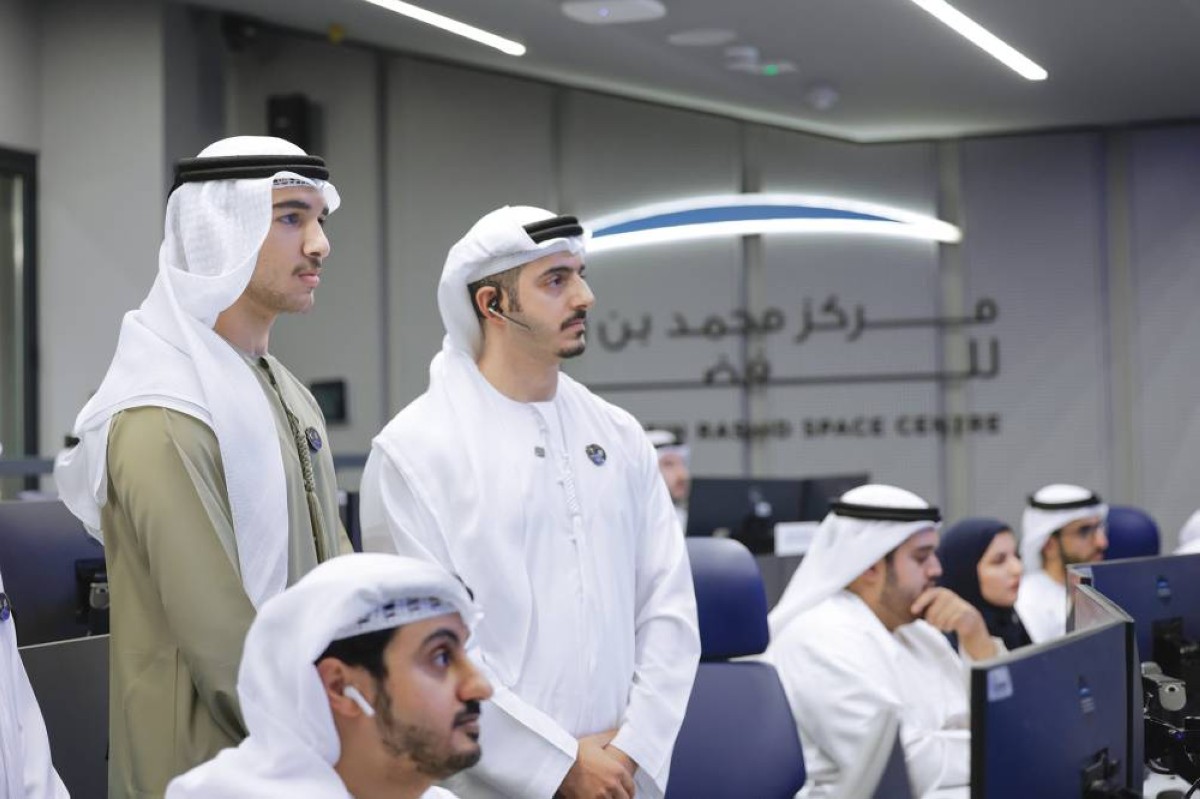 محمد بن راشد بن محمد وإبراهيم المدفع وفريق العمل خلال متابعة الإطلاق
