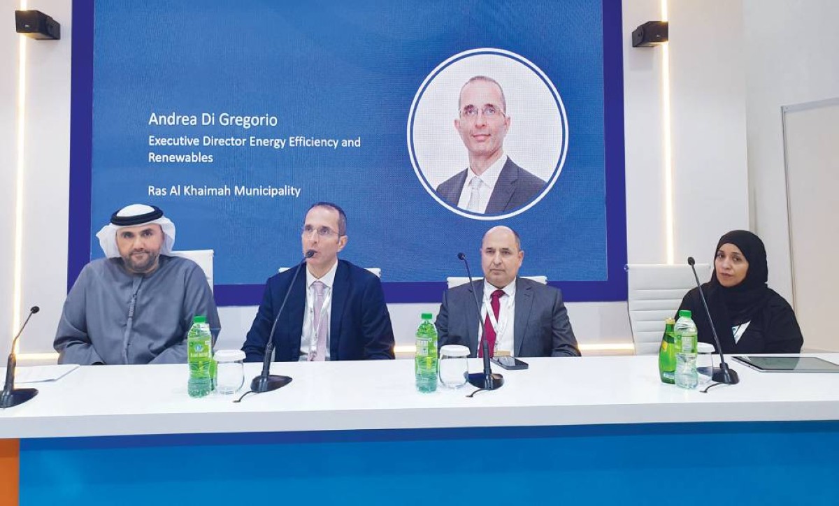 يوسف أحمد آل علي وموزة النعيمي والحضور خلال المؤتمر