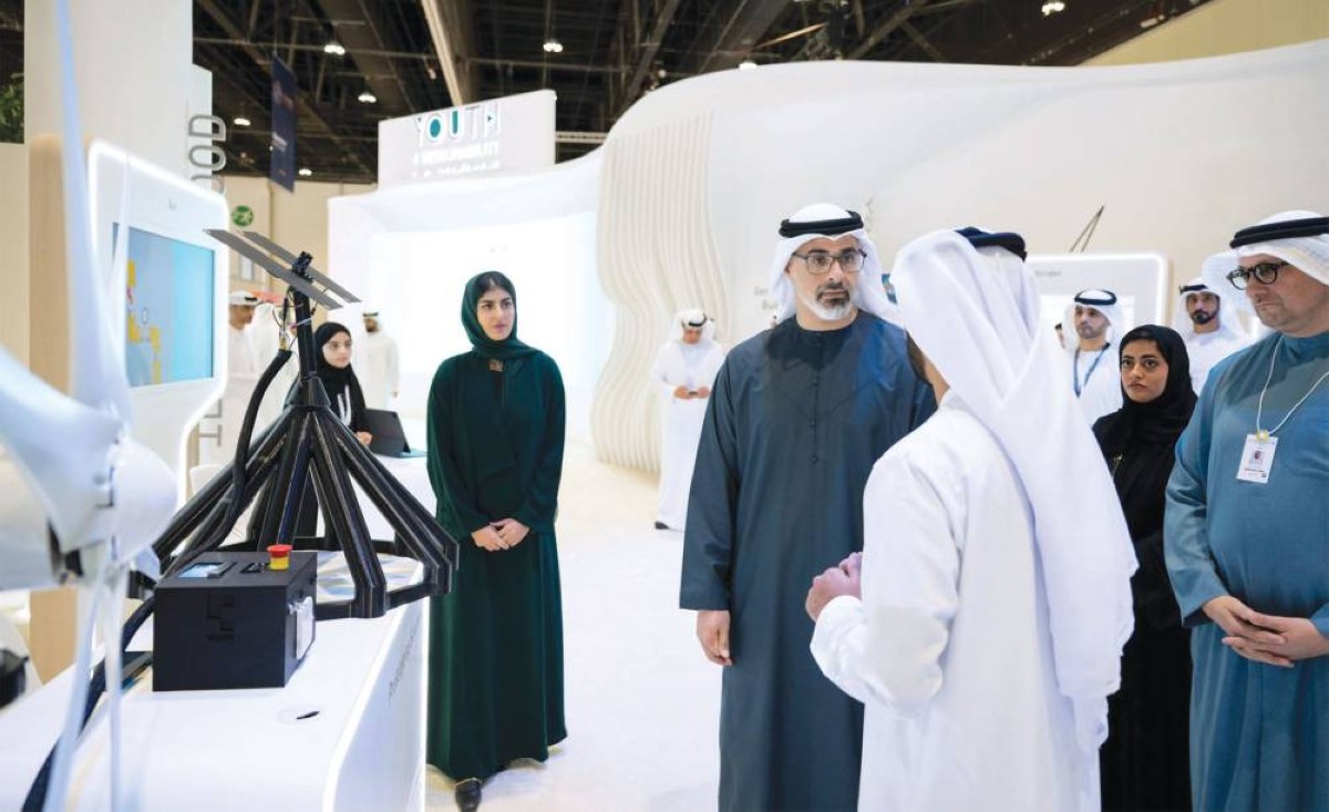 خالد بن محمد في حديث مع الكوادر الوطنية الشابة خلال زيارة المنصة 
