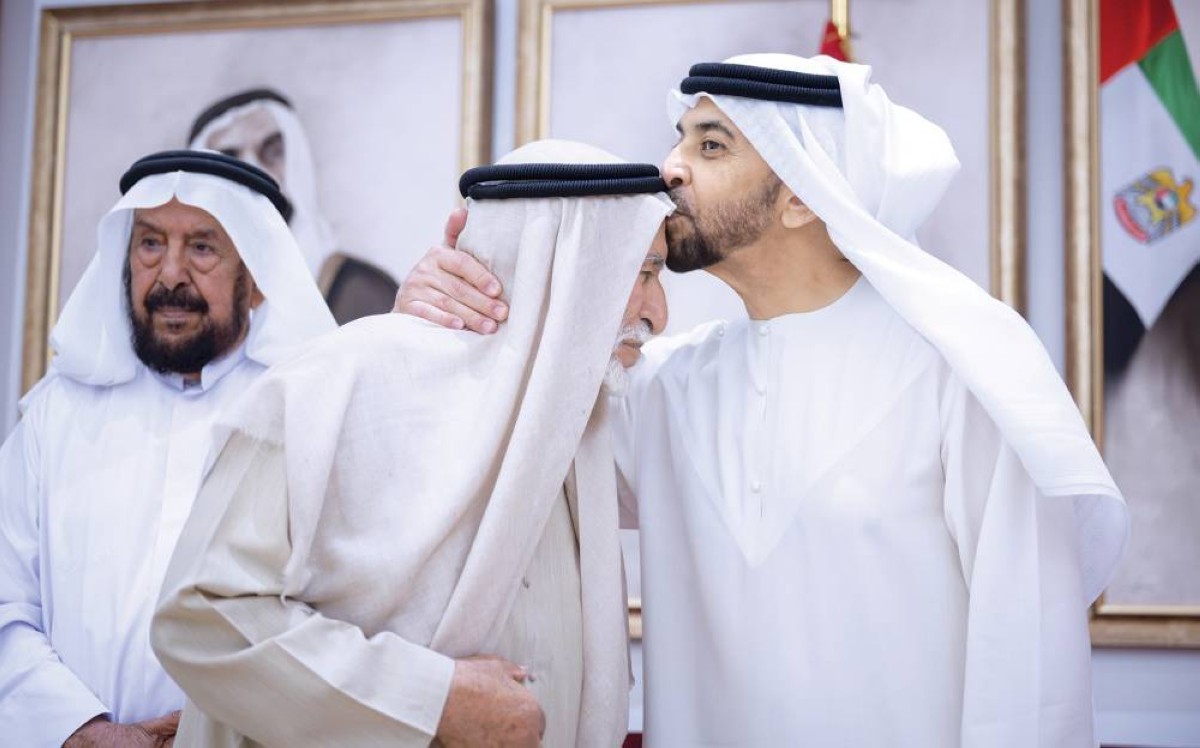 حمدان بن زايد خلال استقبال المواطنين