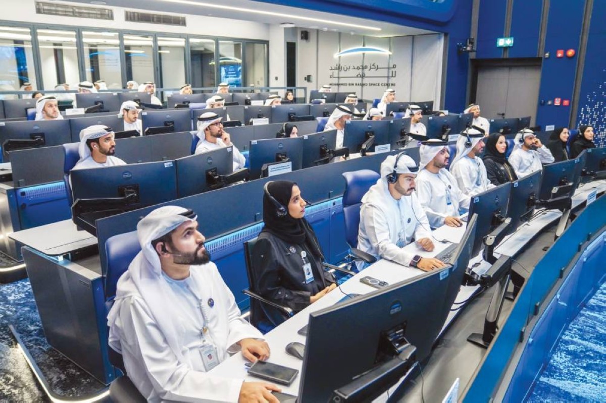 فريق عمل مهمة «محمد بن زايد سات» يتابع عملية فحص الأنظمة