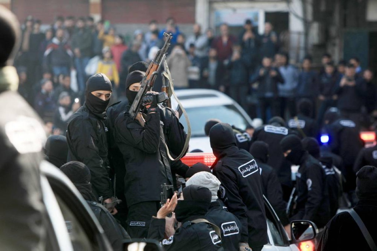 قوات أمن تابعة للحكومة الانتقالية السورية في شوارع دمر بضواحي دمشق