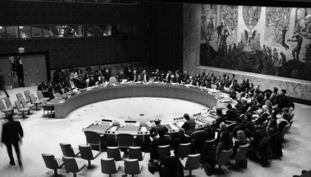 1946 - انعقاد أول جلسة لمجلس الأمن الدولي.
